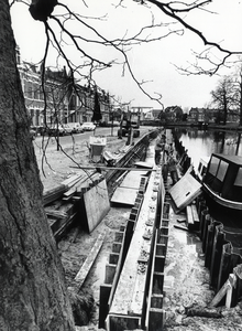 95345 Afbeelding van de werkzaamheden voor het maken van een nieuwe kade achter de stalen damwand aan de Haven te ...